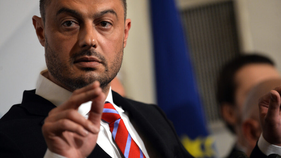 Под дъното! Николай Бареков спи по подовете на тоалетни, за да повръща дрога. Проваленият политик е с увреден мозък от амфетамините и не може да стои на краката си повече от час (скандални разкрития)