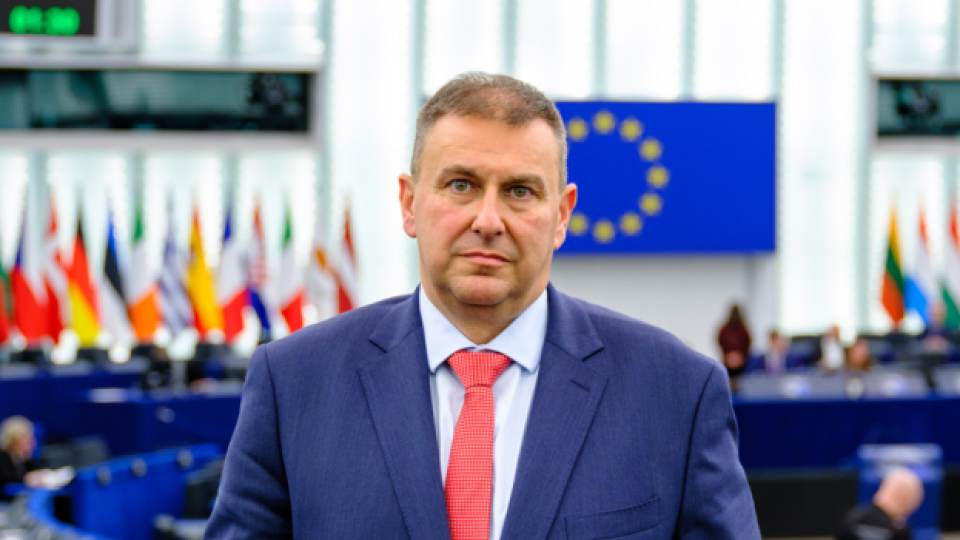 Емил Радев към ЕК: Какви мерки се предвиждат срещу нов миграционен натиск след ескалацията в Близкия изток?