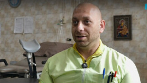 Между родилната зала и охранителната дейност