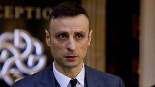 Що за изрод?! Моралното дъно Бербатов използва децата си за примамка, за да влиза без кондом в развратни пачаври (правят му френска в колата пред учлището)