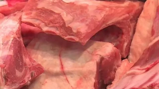 Разбиха две незаконни кланици, тонове месо без произход излизали от тях