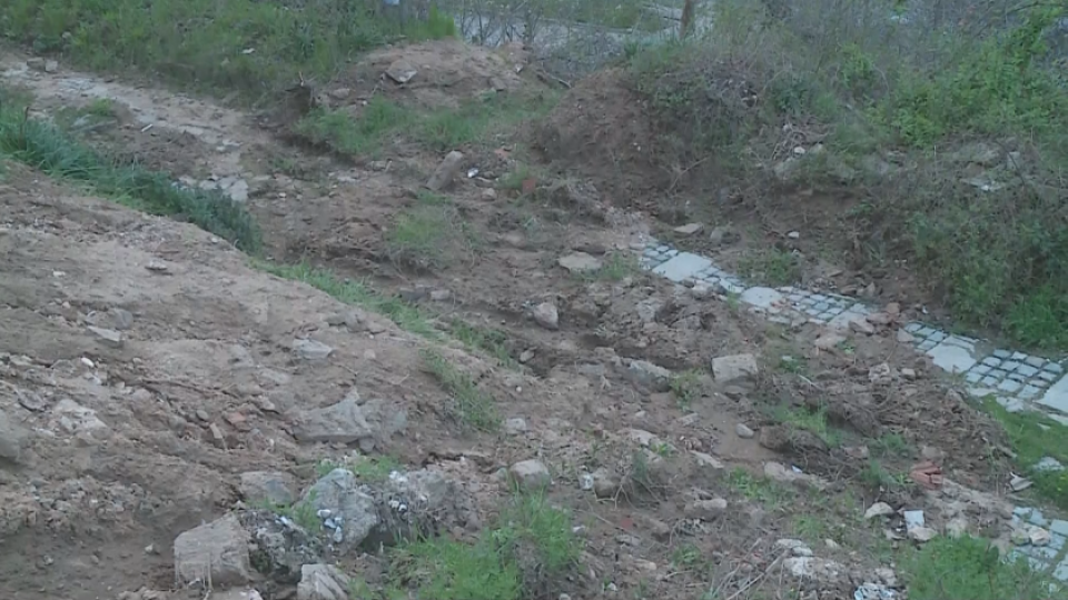 Жителите на Бачково са притеснени заради опасността от активизиране на нови свлачища в следващите дни