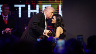 Коя е художничката, която почита Исус и Тръмп?