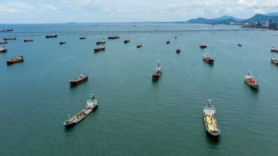 Цените на петрола скочиха след изявленията на Тръмп за блокиране на Ормузкия проток