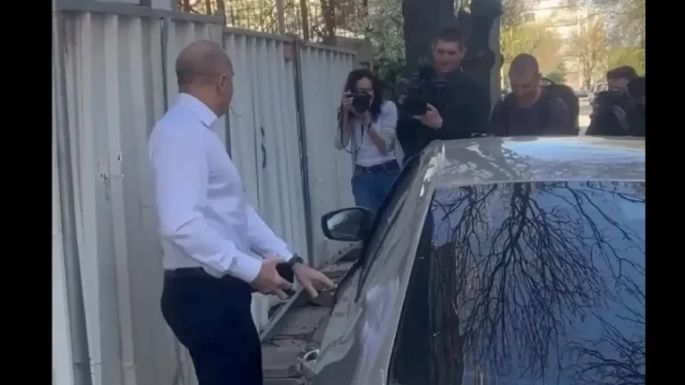 Румен Радев глобен в изборния ден