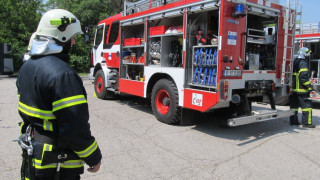 12-годишно дете падна в корито на река, пожарникари го спасиха