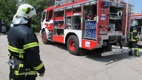 12-годишно дете падна в корито на река, пожарникари го спасиха