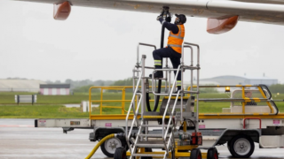 Няма недостиг на авиационно гориво у нас, но глобалната несигурност удря полетите