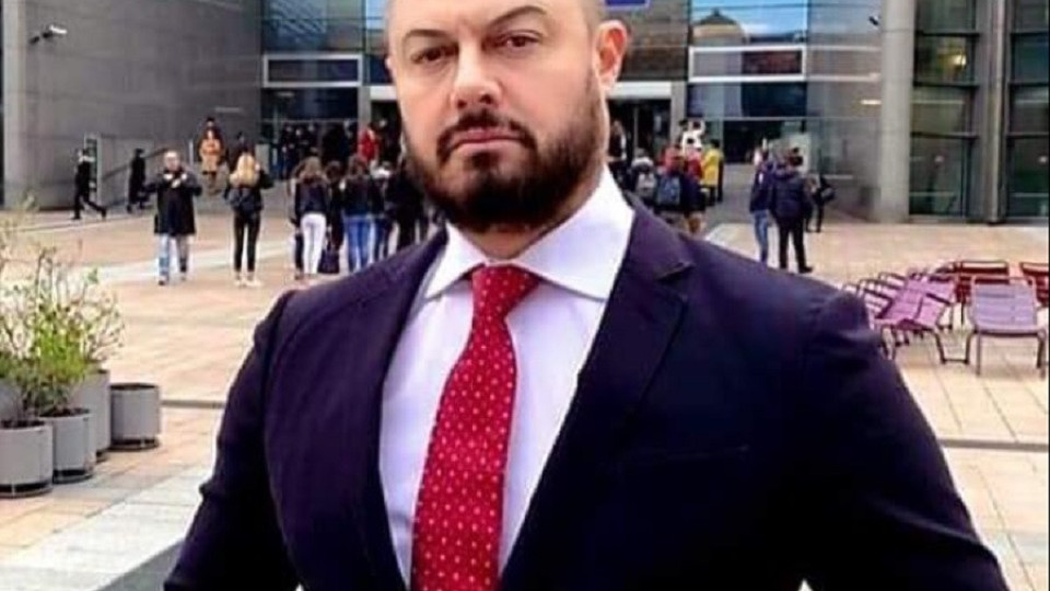ВИЖТЕ КАК БАРЕКОВ ИЗТОЧИ ЕВРОПАРЛАМЕНТА! С€кс екскурзии до Малдивите със “сътруднички”. Шофьори наливат шампанско и му гладят гащите (СКАНДАЛНО РАЗСЛЕДВАНЕ)
