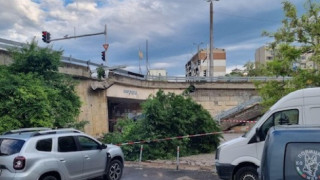 Шофьор избяга след гонка и катастрофа в Бургас, в колата му откриха нелегални мигранти