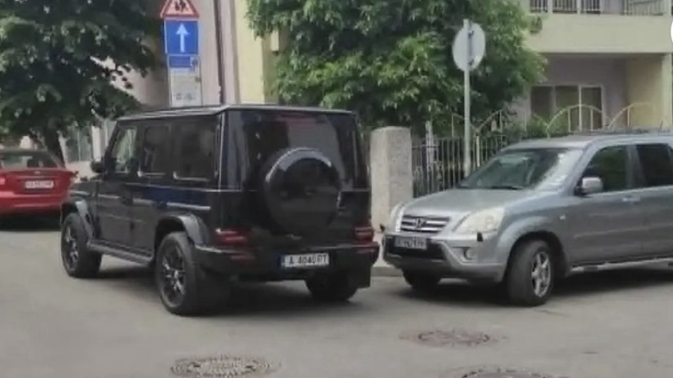 НА ВНИМАНИЕТО НА МВР-БУРГАС! Кой селяндур си паркира Г-класата пред полицията? (СНИМКИ)