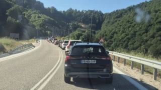 Още от рано сутрин: Нова огромна опашка от автомобили пред "Маказа"