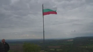 8-метров пилон с българското знаме - още една атракция за хилядите туристи, посещаващи Хотнишкия водопад