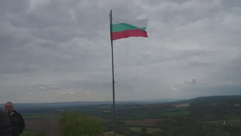 8-метров пилон с българското знаме - още една атракция за хилядите туристи, посещаващи Хотнишкия водопад