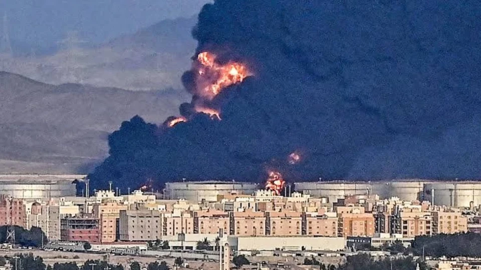 Хутите обявиха, че са нападнали петролни обекти на Saudi Aramco