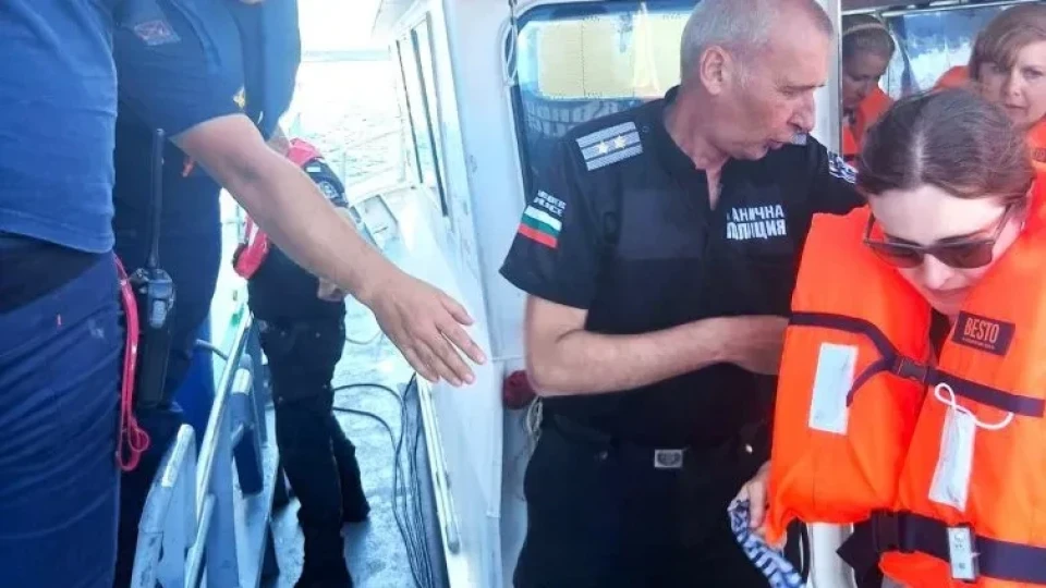 Гранични полицаи евакуираха пътниците от заседналия круиз в Дунав