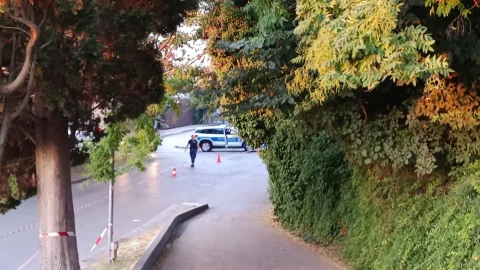Мъж намушка младеж на крайбрежната алея във Варна
