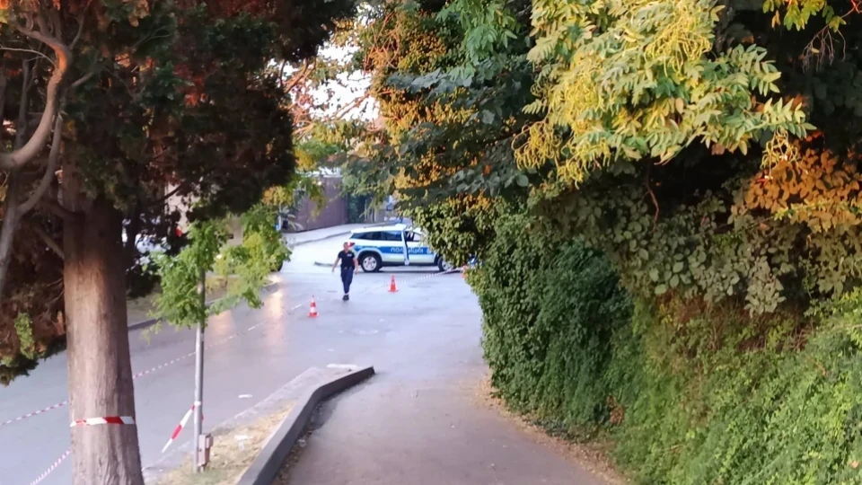 Мъж намушка младеж на крайбрежната алея във Варна