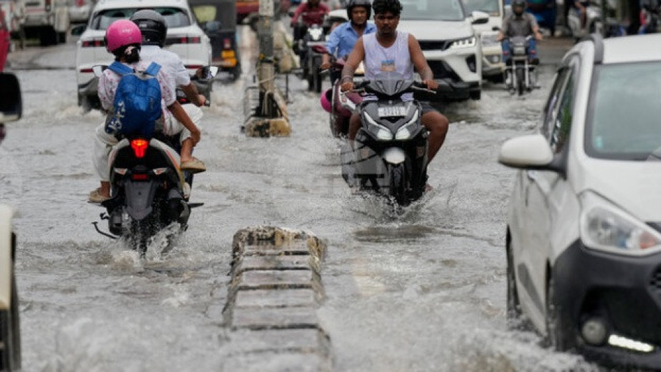 Наводнения и свлачища отнеха живота на най-малко 70 души в Индия и Непал