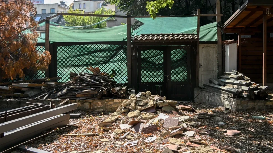 Столична община започна премахването на незаконния строеж на култовото заведение „Кошарите“