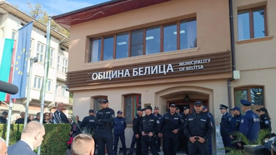 ИЗВЪНРЕДНО! Репресиите минаха всякакви граници - изведоха с белезници от общината Радослав Ревански, майка му припадна. Делян Пеевски към Радев: Няма да пречупите ДПС! (ВИДЕО)