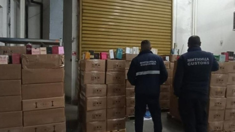 Митничари задържаха над 6000 парфюма на известни марки край Скомля